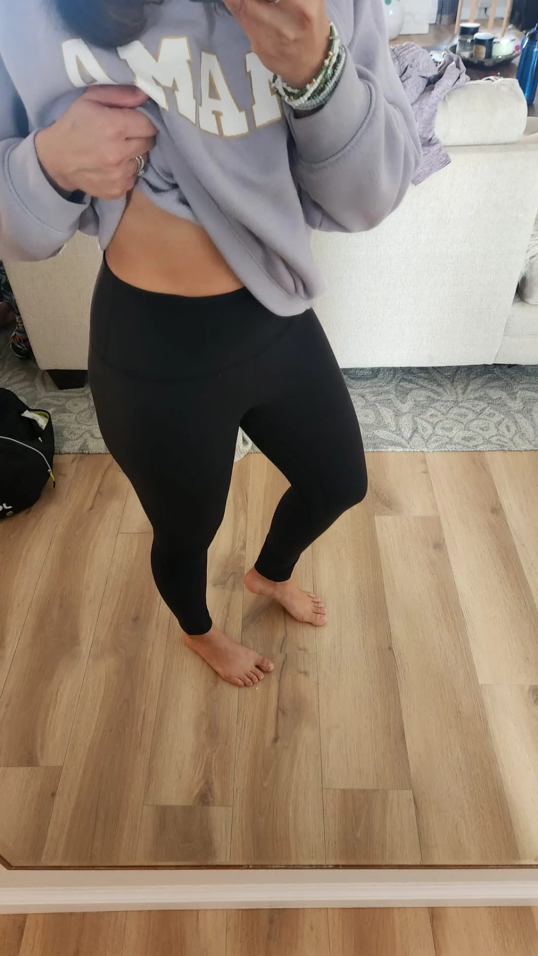 Cliente mostrando o ajuste perfeito do cós alto da legging