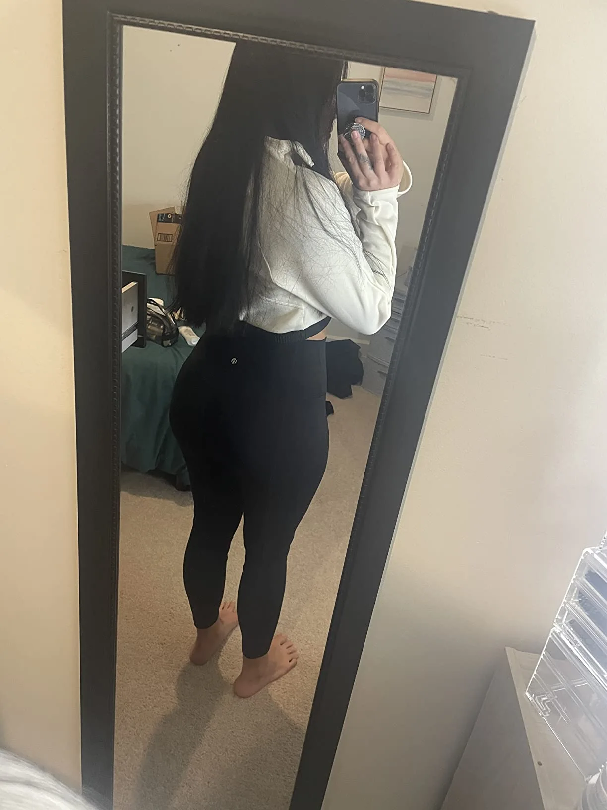 Cliente de costas mostrando o efeito 'levanta bumbum' da legging