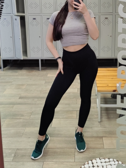 Cliente mostrando a performance da legging na academia