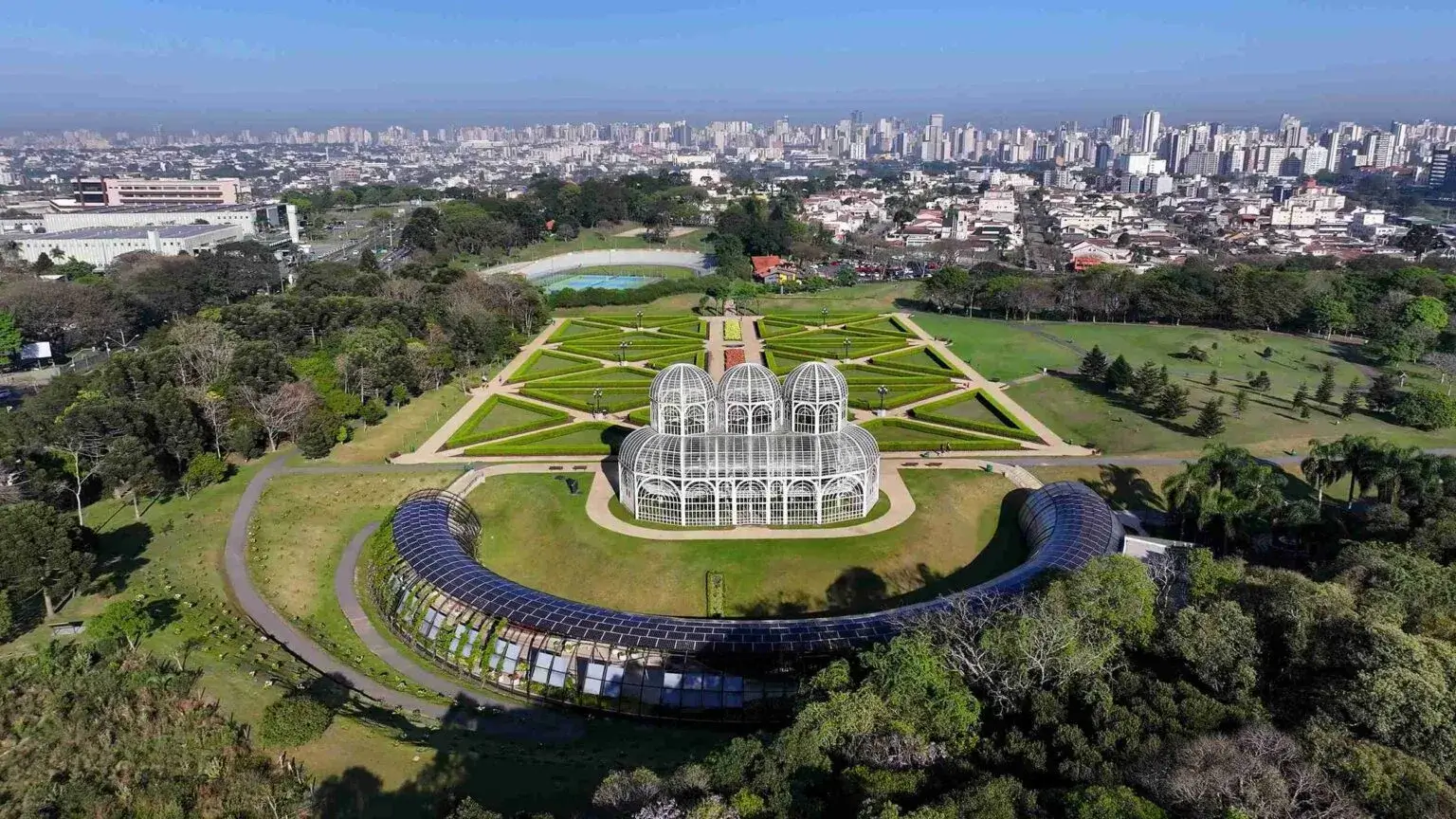 Imagem panorâmica de Curitiba, cidade de origem da Silk & Luck.