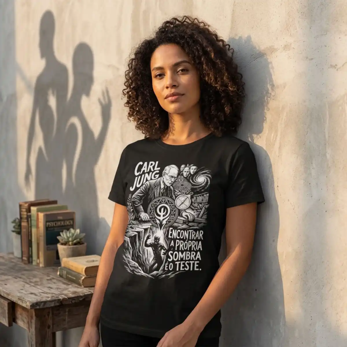 Camiseta Intelectual Carl Jung Encontrar A Sombra | Silk & Luck 2 Camiseta Intelectual Carl Jung Encontrar A Sombra | Silk & Luck - Imagem 2