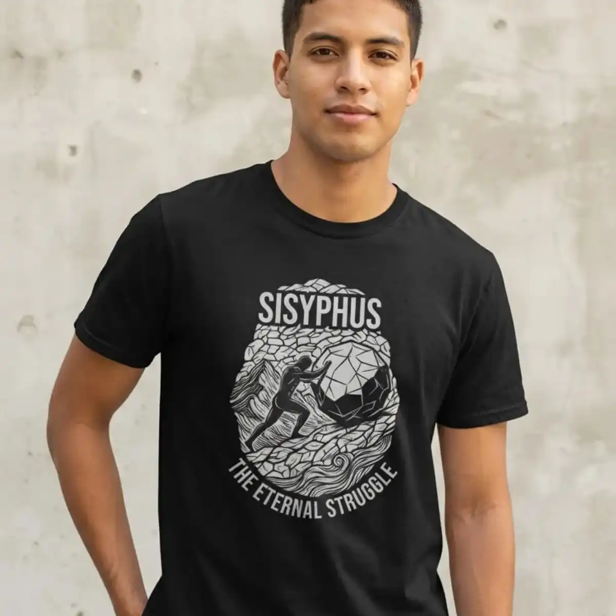 Camiseta Sísifo – Filosofia | Silk & Luck 1 Modelo vestindo camiseta preta modelagem unissex com ilustração branca do Mito de Sísifo posicionado de frente para a câmera.
