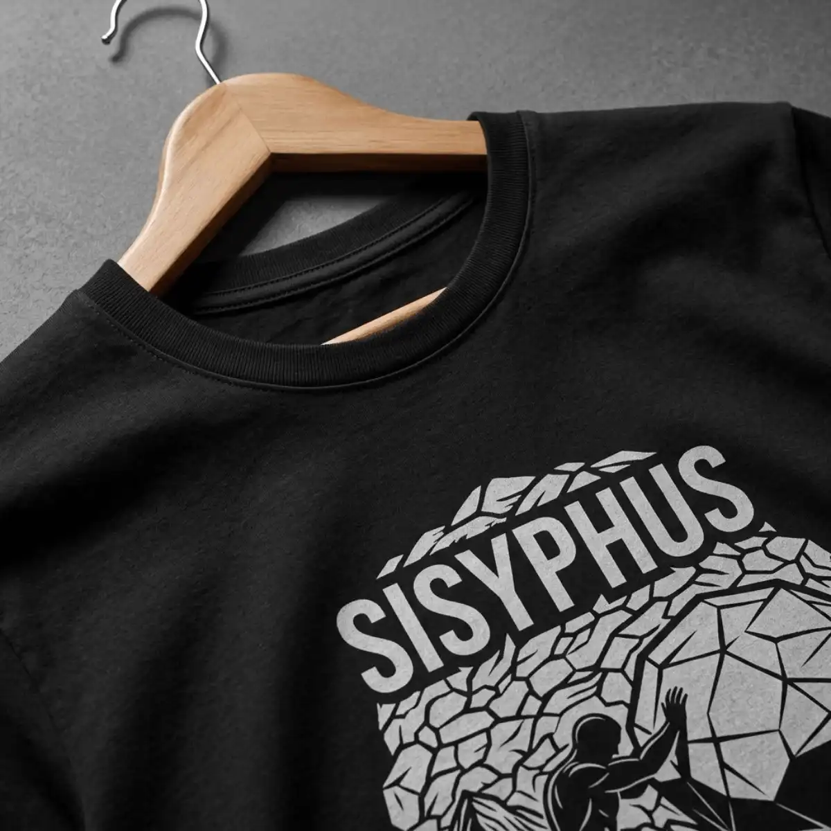 Camiseta Sísifo – Filosofia | Silk & Luck 4 Close em alta definição da impressão digital da estampa de Sísifo rolando a pedra multifacetada em camiseta no cabide.
