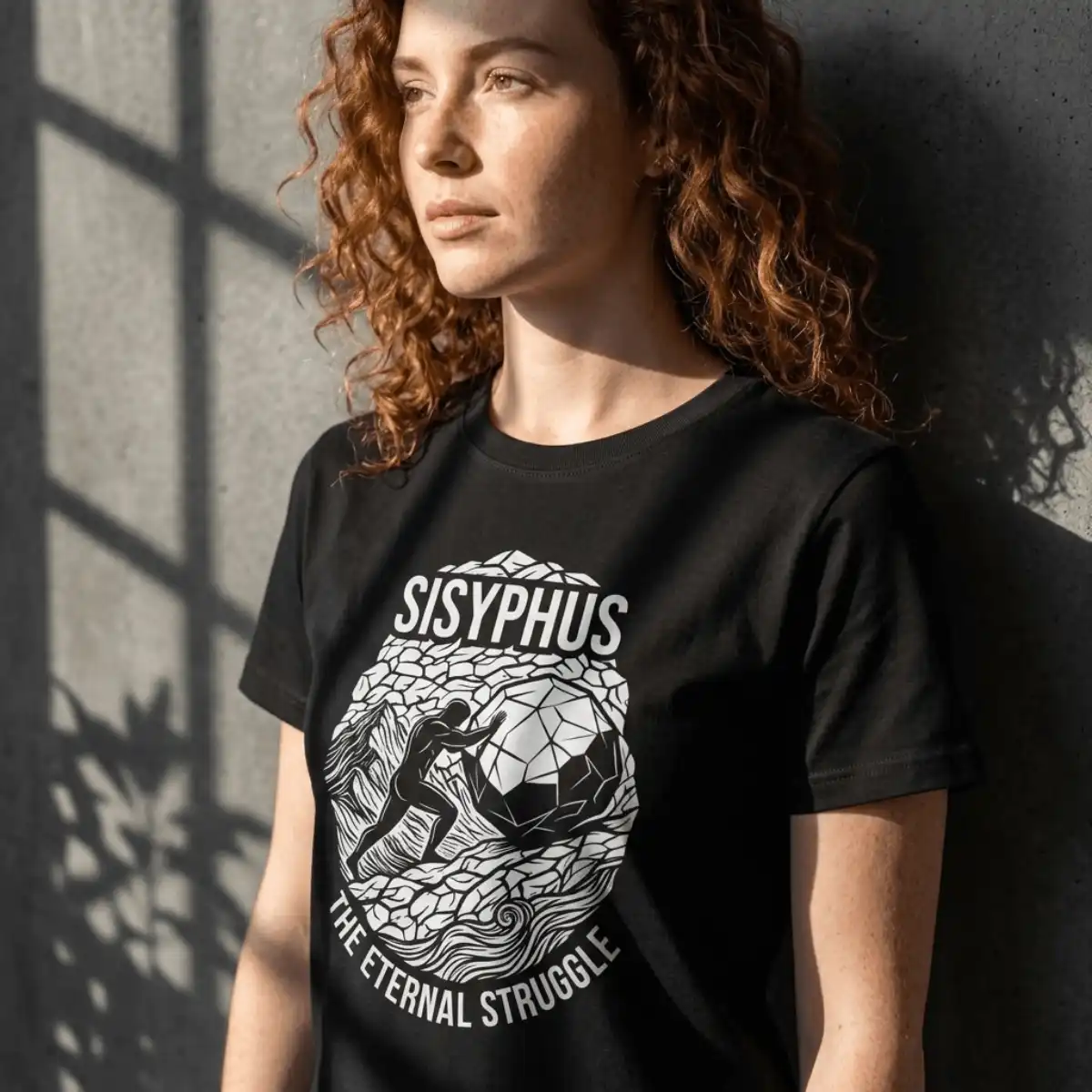 Camiseta Sísifo – Filosofia | Silk & Luck 7 Modelo com cabelos ruivos sob luz do sol vestindo camiseta modelagem unissex preta com estampa branca de Sísifo empurrando a pedra geométrica
