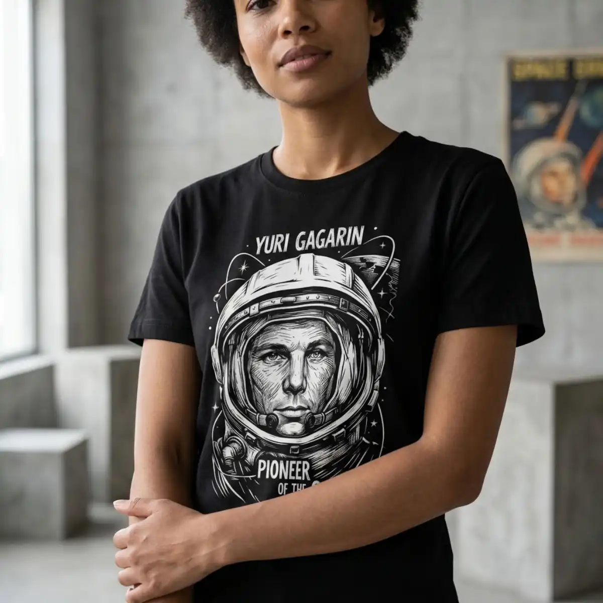 Camiseta Yuri Gagarin Cosmos Espaço Algodão Premium Unissex | Silk & Luck 5 Modelo feminina vestindo camiseta preta modelagem unissex com ilustração branca de Yuri Gagarin e a frase Pioneer of the Cosmos.
