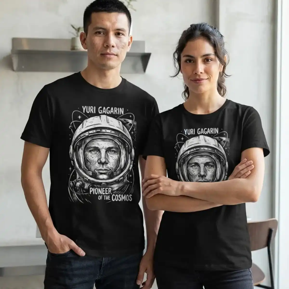 Camiseta Yuri Gagarin Cosmos Espaço Algodão Premium Unissex | Silk & Luck 1 Casal vestindo camiseta preta modelagem unissex com estampa do cosmonauta Yuri Gagarin. Excelentes roupas para amantes de ciência/astronomia.